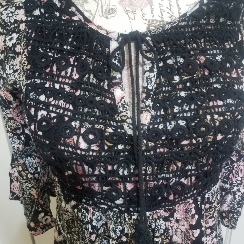 FLORAL TOP. - Picture 2 of 5